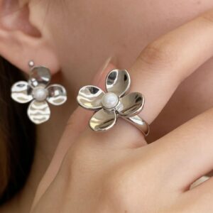 Anillo de flor con perla