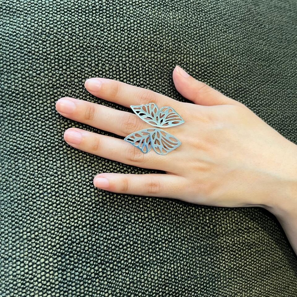 Anillo alas de mariposa