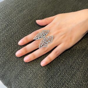 Anillo alas de mariposa