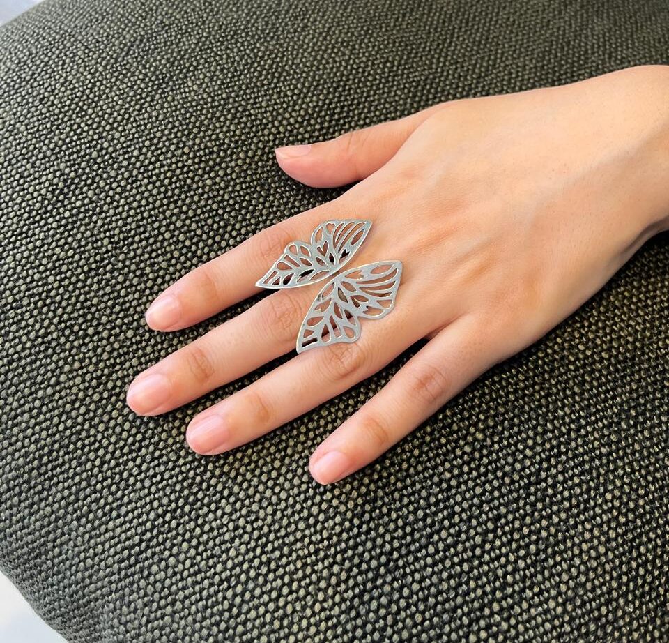 Anillo alas de mariposa