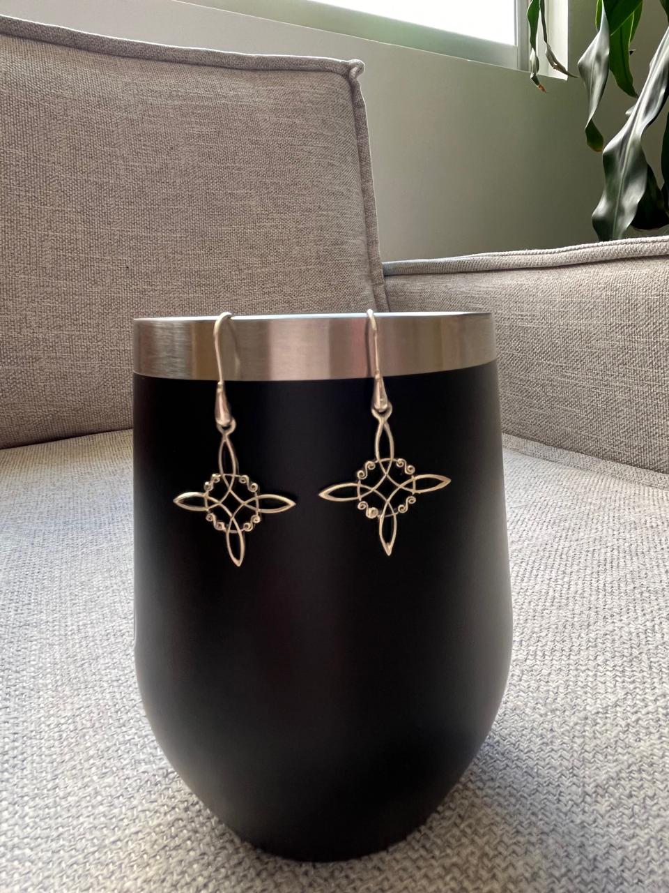 aretes de nudo de bruja